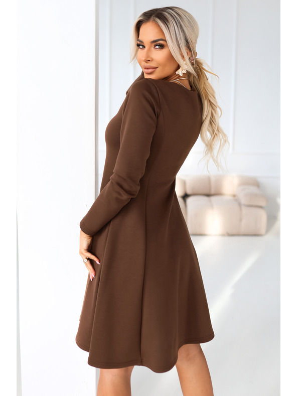 numoco IVANA udobne trapezne obleke z izrezom in dolgimi rokavi - čokoladne