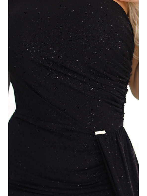 numoco Bleščeče maxi obleke na eno ramo z asimetričnimi rokavi in razporkom - črne