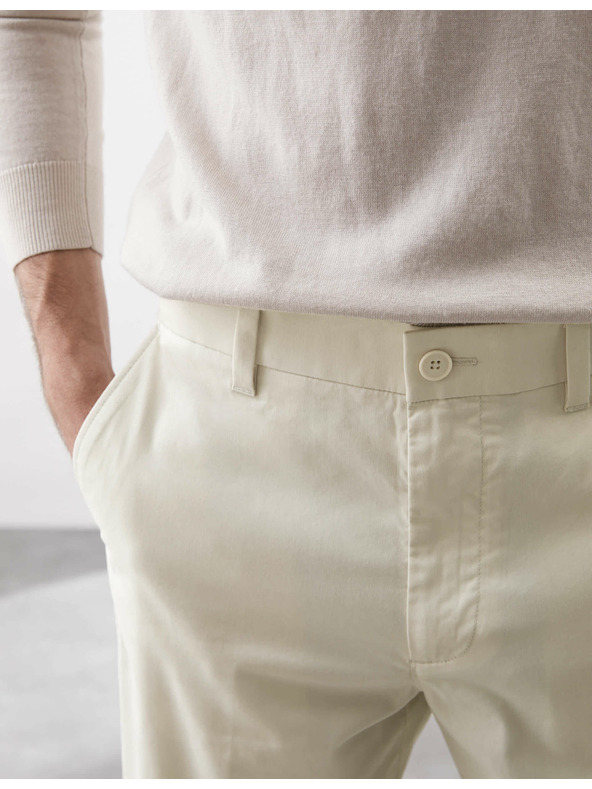 Marks & Spencer Super lahke chino hlače, normalen kroj Marks & Spencer smetana