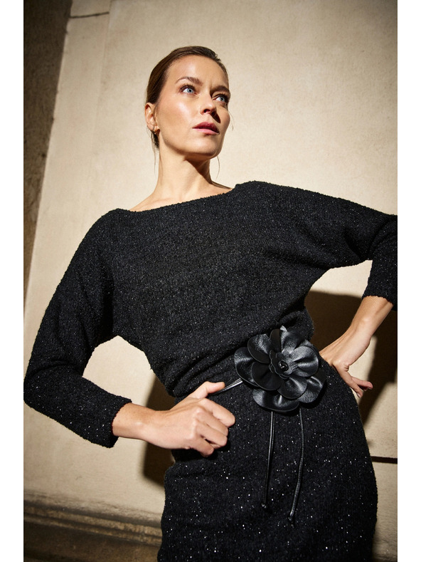 Moodo Zavezljiv pas s cvetom črne barve Moodo