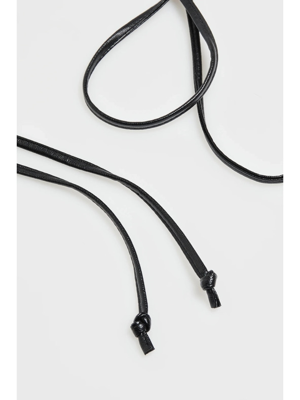 Moodo Zavezljiv pas s cvetom črne barve Moodo