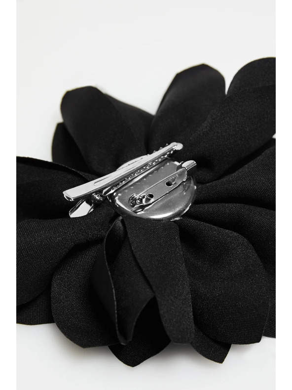 Moodo Broška s tekstilnim cvetom črne barve Moodo