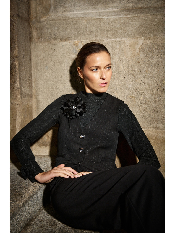 Moodo Broška s tekstilnim cvetom črne barve Moodo