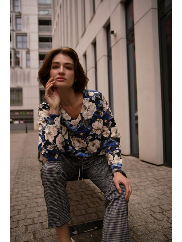 Moodo Cvetlična jopica z V-izrezom črna Moodo