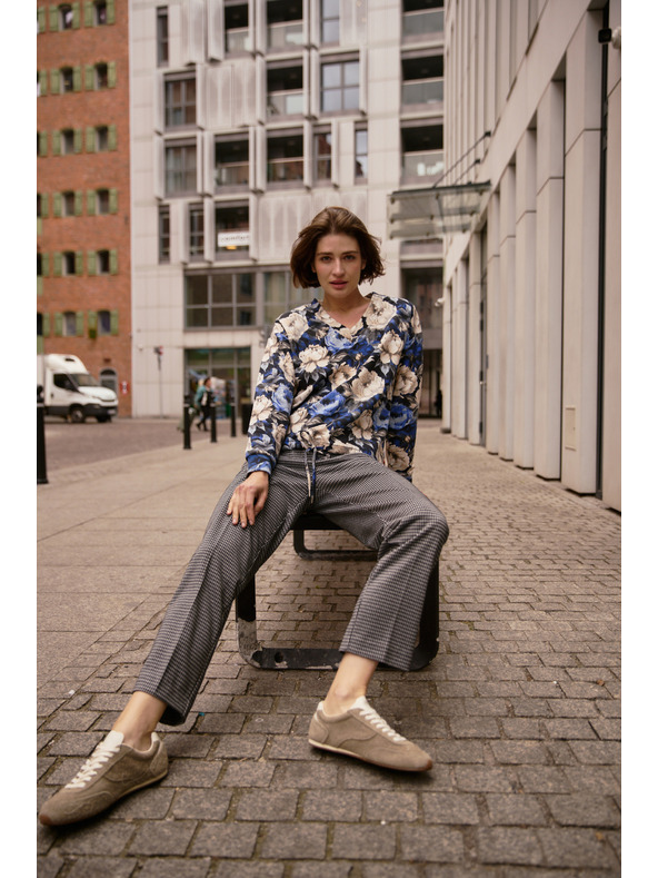 Moodo Cvetlična jopica z V-izrezom črna Moodo