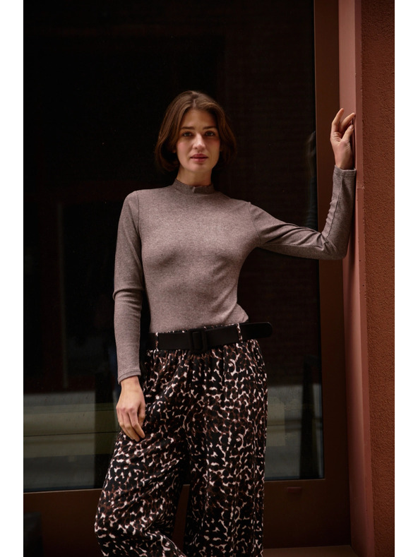 Moodo Rjava majica z visokim ovratnikom Moodo