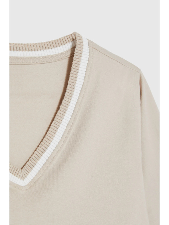 Moodo Bombažna bluza z V-izrezom bež barve Moodo