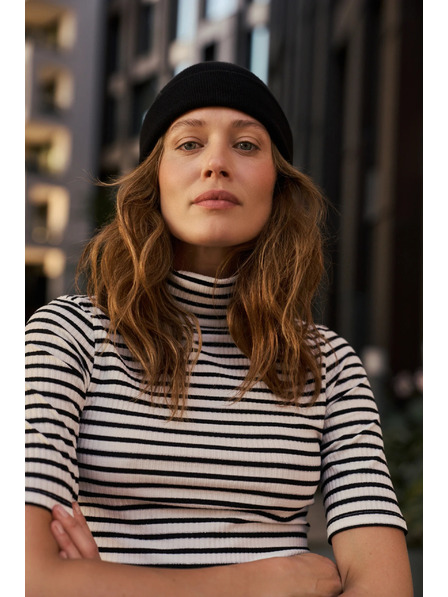 Moodo Gladka črna kapa Moodo