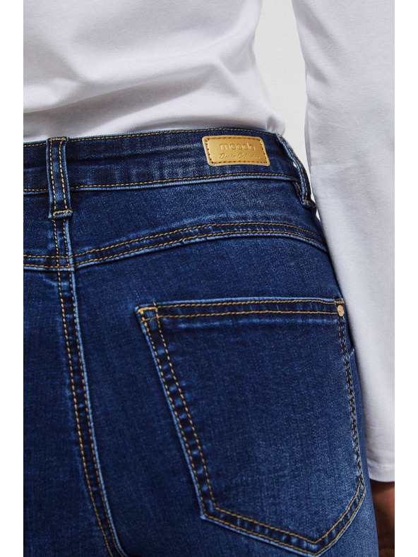 Moodo Džínsy push up z odrgnjeninami na stegnih temno modre barve Moodo