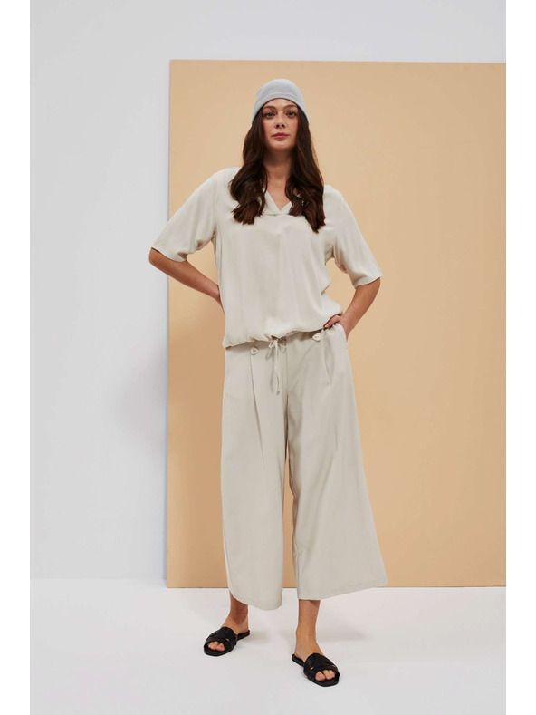 Moodo Peščeno rjava srajca Moodo z vezavo v pasu in V-izrezom