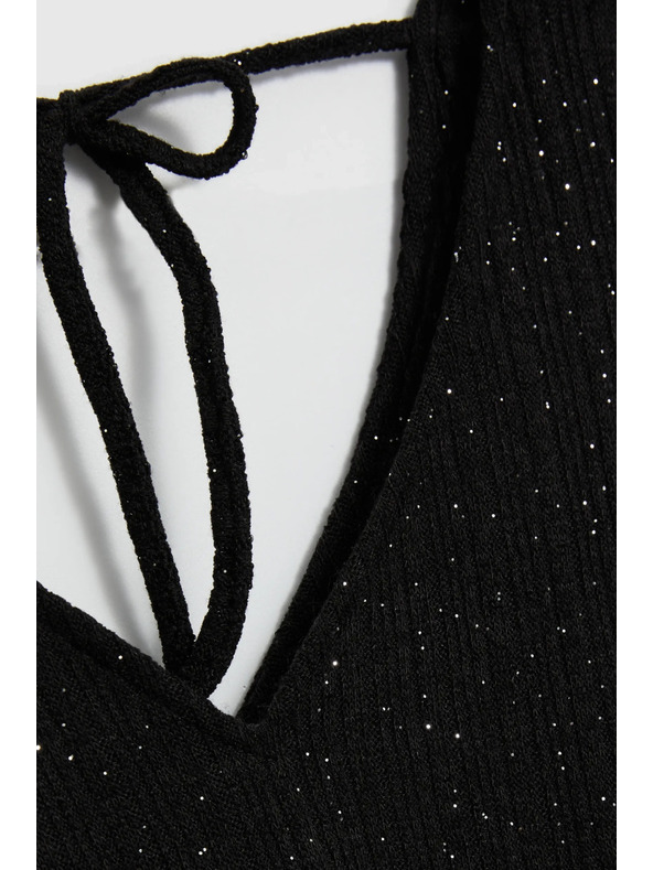 Moodo Sijoč top z vezavo zadaj črne barve Moodo