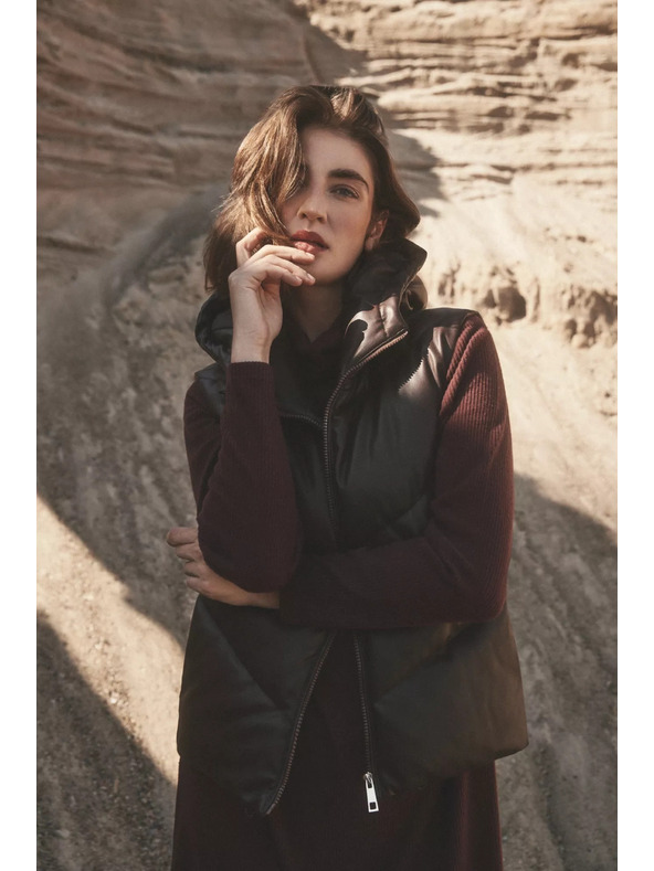 Moodo Prešit brezrokavnik s kapuco rjave barve Moodo