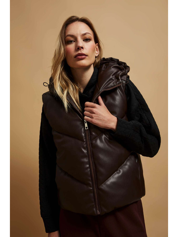 Moodo Prešit brezrokavnik s kapuco rjave barve Moodo