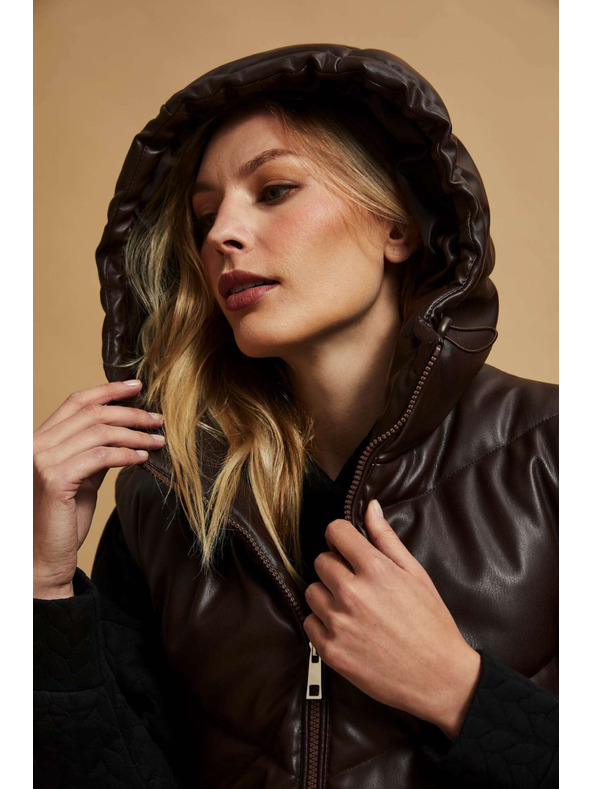 Moodo Prešit brezrokavnik s kapuco rjave barve Moodo