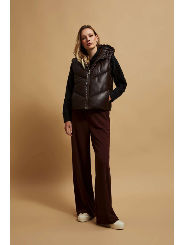 Moodo Prešit brezrokavnik s kapuco rjave barve Moodo