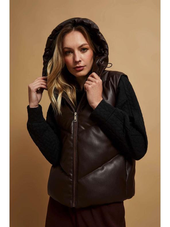 Moodo Prešit brezrokavnik s kapuco rjave barve Moodo