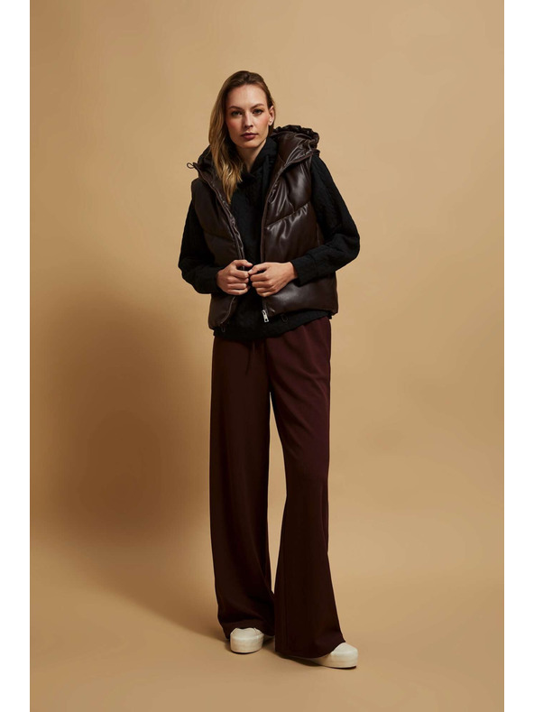 Moodo Prešit brezrokavnik s kapuco rjave barve Moodo