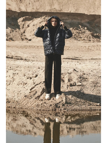 Moodo Metalična prešita jakna temno modre barve Moodo