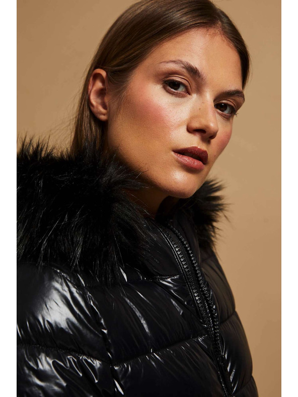 Moodo Prešita jakna s krzneno kapuco Moodo