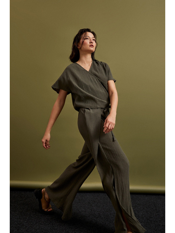 Moodo Olivne hlače s širokimi hlačnicami in elastiko v pasu Moodo