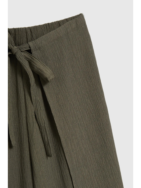 Moodo Olivne hlače s širokimi hlačnicami in elastiko v pasu Moodo
