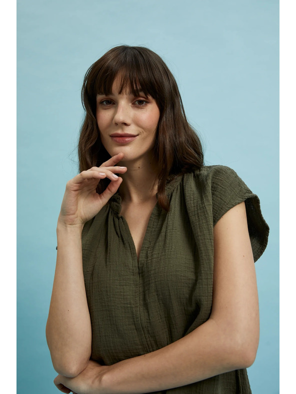 Moodo Bombažna bluza z V-izrezom olivno zelena Moodo