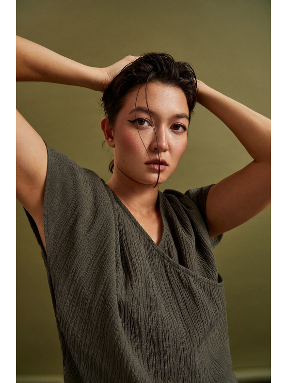 Moodo Srajca z V-izrezom in kratkimi rokavi, olivno zelena Moodo