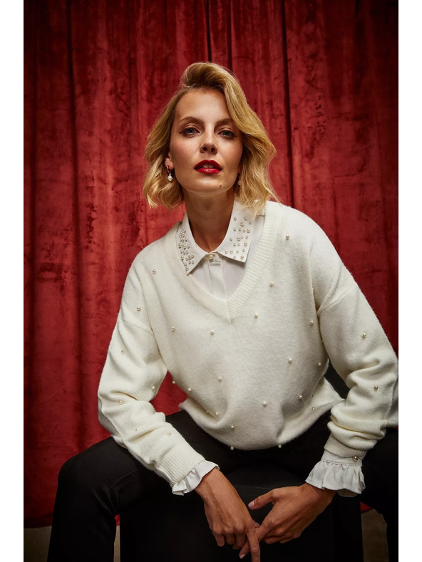 Moodo Pulover z V-izrezom in biserno ogrlico Moodo