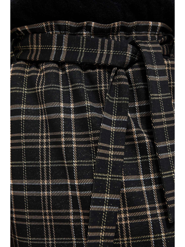 Moodo Krilo v karirasti zasnovi z zavezovanjem Moodo