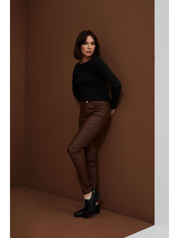 Moodo Voskane ozke hlače z žepi kostanjeve Moodo