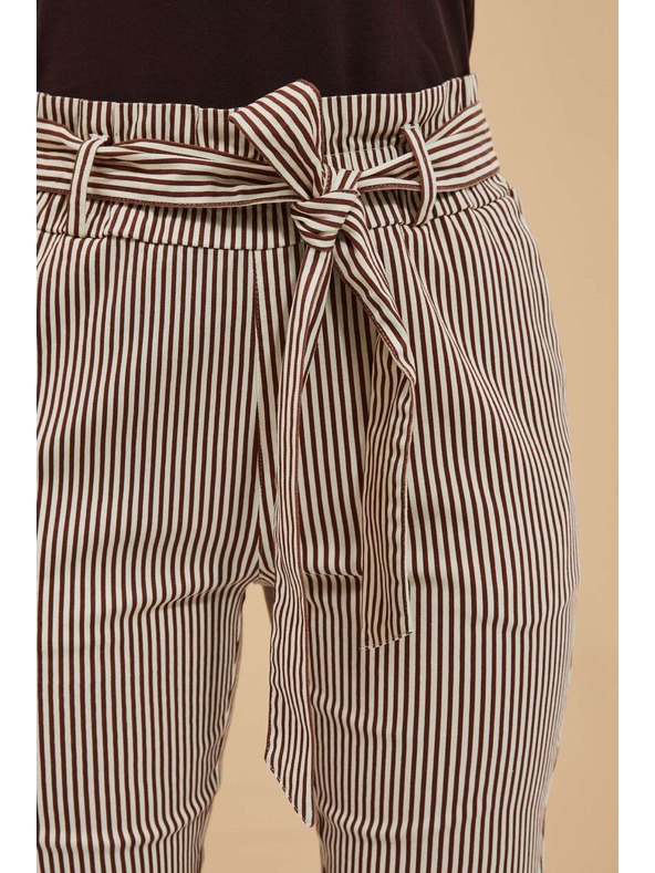 Moodo Prečrtane hlače z pasom v pasu Moodo
