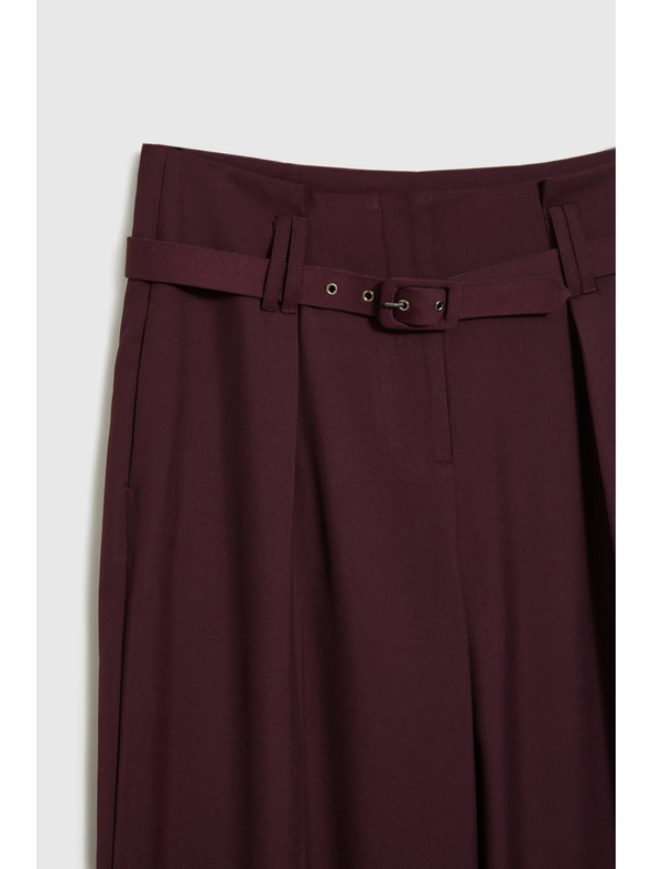 Moodo Vinsko rdeče hlače s strukturo in pasom Moodo
