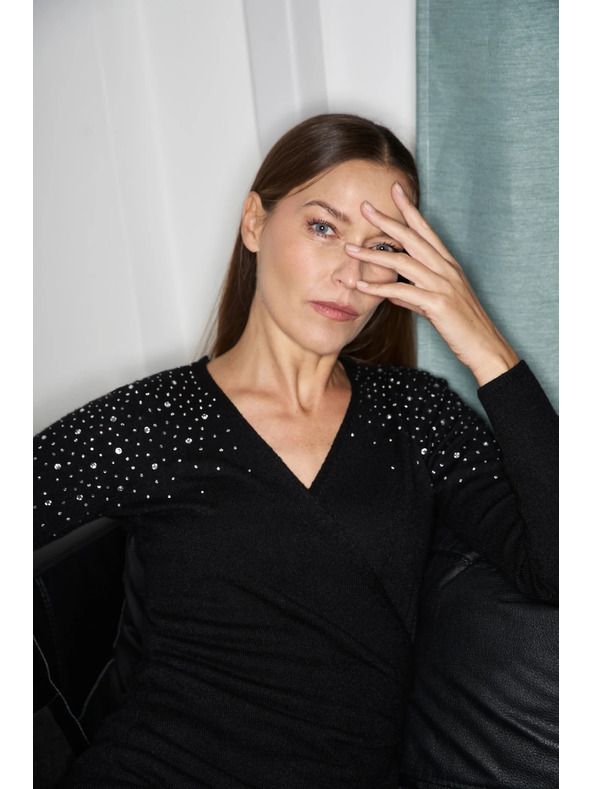 Moodo Oprijete črne obleke z okraskom Moodo