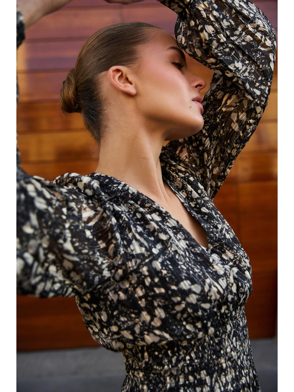 Moodo Vzorčaste obleke z izrezom črne Moodo