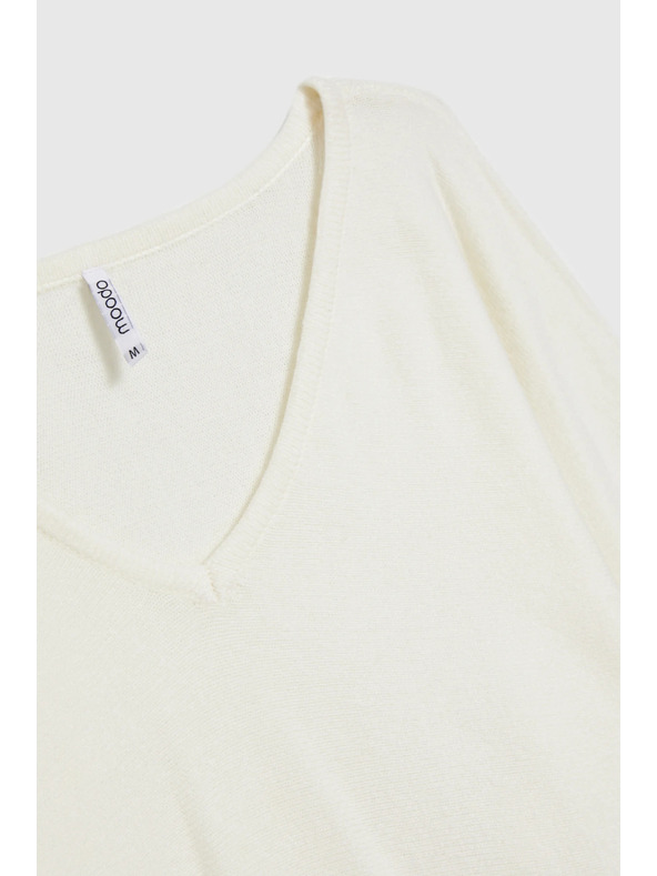 Moodo Ecru pulover z V izrezom Moodo