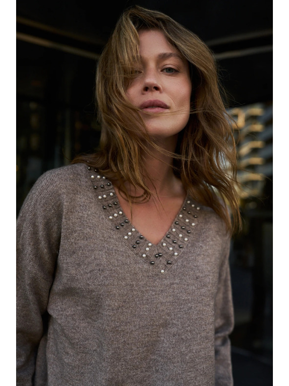 Moodo Rjav pulover z okrasnim izrezom Moodo