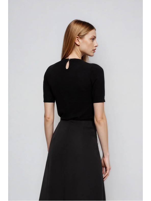 Moodo Črn pulover z okrasnim izrezom Moodo