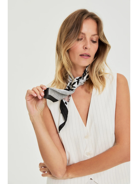 Moodo Šal s cvetličnim vzorcem črne barve Moodo