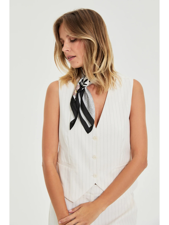 Moodo Šal s cvetličnim vzorcem črne barve Moodo