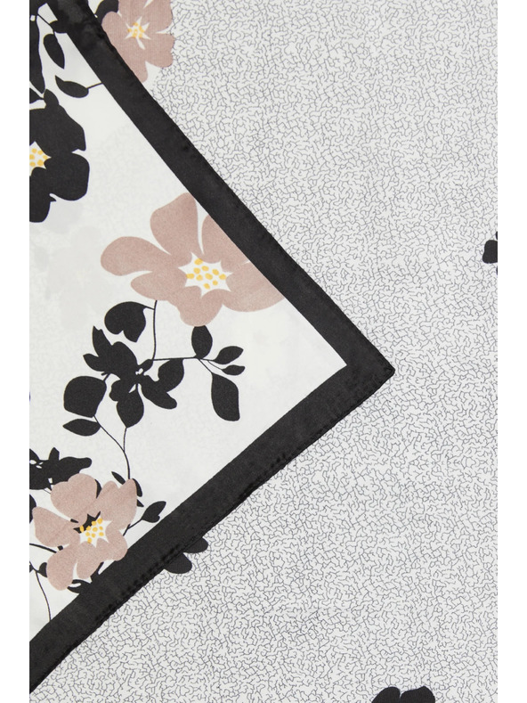 Moodo Šal s cvetličnim vzorcem črne barve Moodo