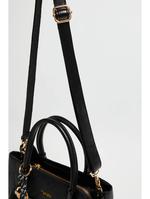 Moodo Črna torba z obeskom Moodo