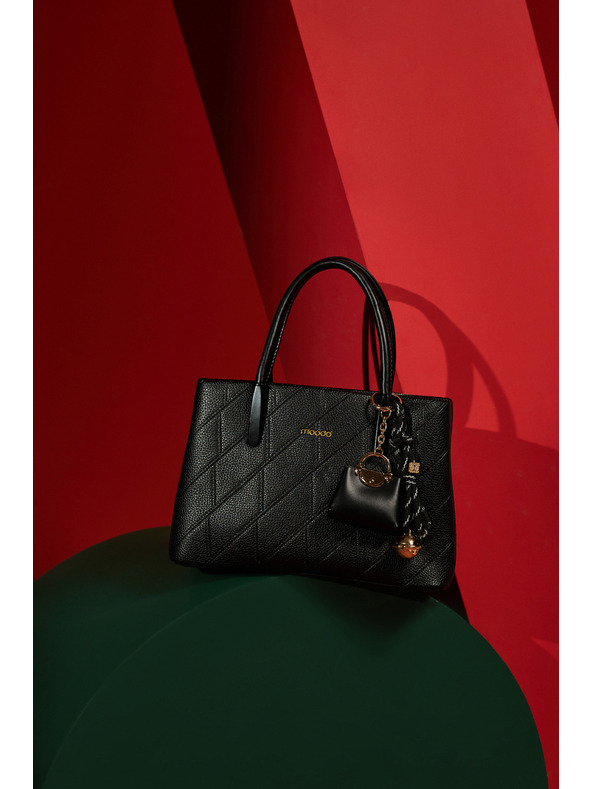 Moodo Črna torba z obeskom Moodo