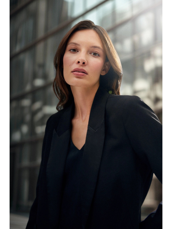 Moodo Eleganten suknjič črn z dekorativnimi loputi Moodo