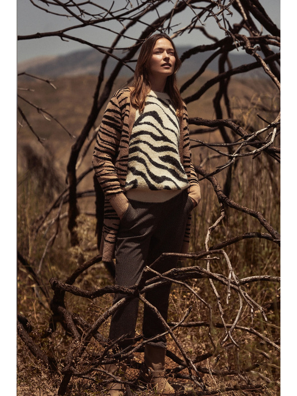 Moodo Cigaretne hlače okrašene z metalnim nitom črne Moodo