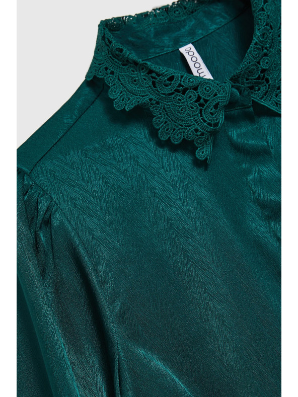 Moodo Zelena srajca s čipko na manšetah in ovratniku Moodo