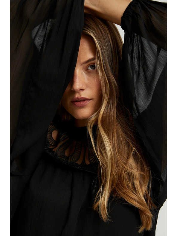 Moodo Črna srajca z okrasnim izrezom Moodo