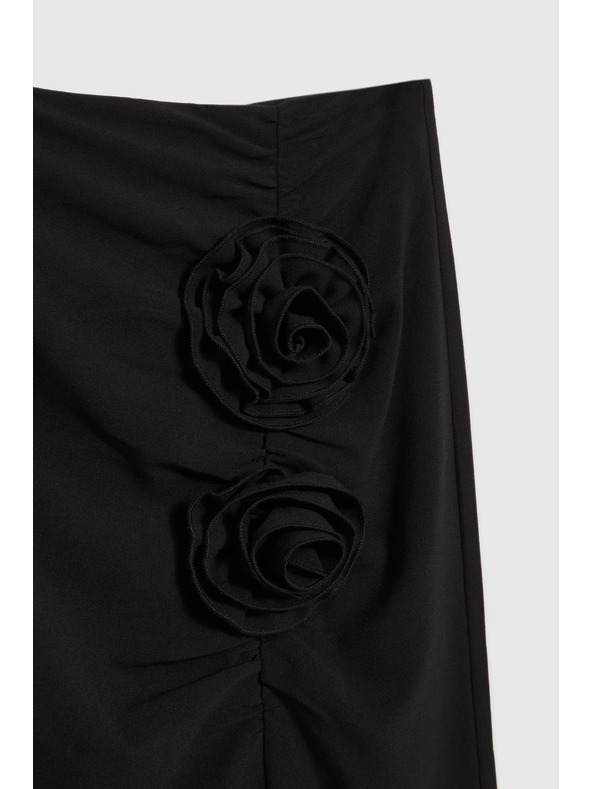 Moodo Črna krila z okrasno rožo in razporkom Moodo