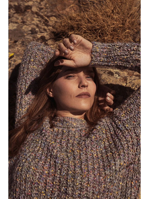 Moodo Pulover okrašen z barvnim nitjem siv Moodo