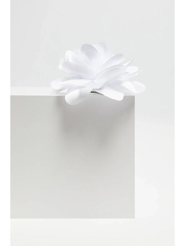 Moodo Broška s materialnim cvetom bela Moodo