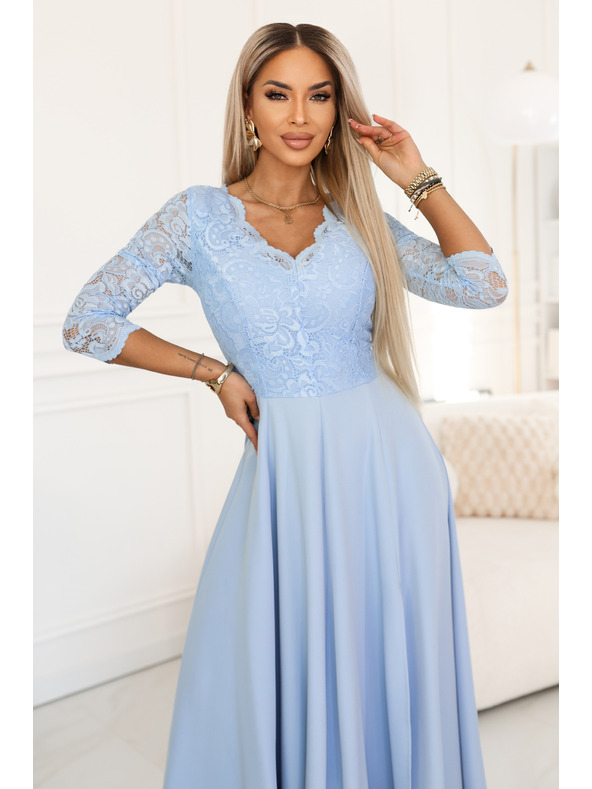numoco AMBER Elegantna dolga čipkasta obleka z izrezom - svetlo modra